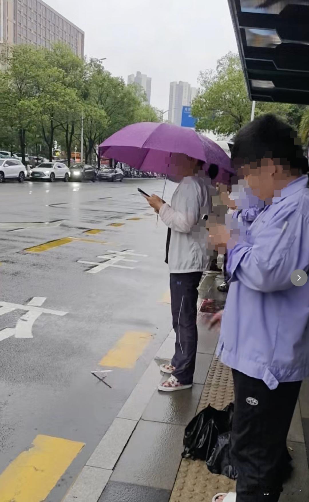 日前，深圳光明区同仁路一公交站台，男子陈某候车吸烟，女子王某某上前言语劝阻，告知