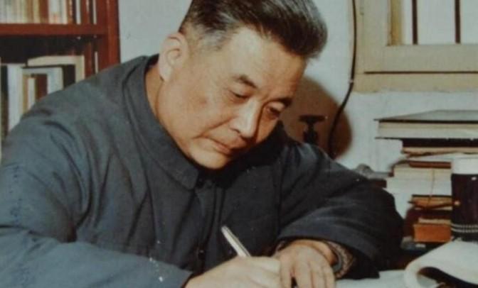 1986年，弥留之际的邓稼先突然提出要去天安门，当车子驶过天安门时，他突然哽咽着