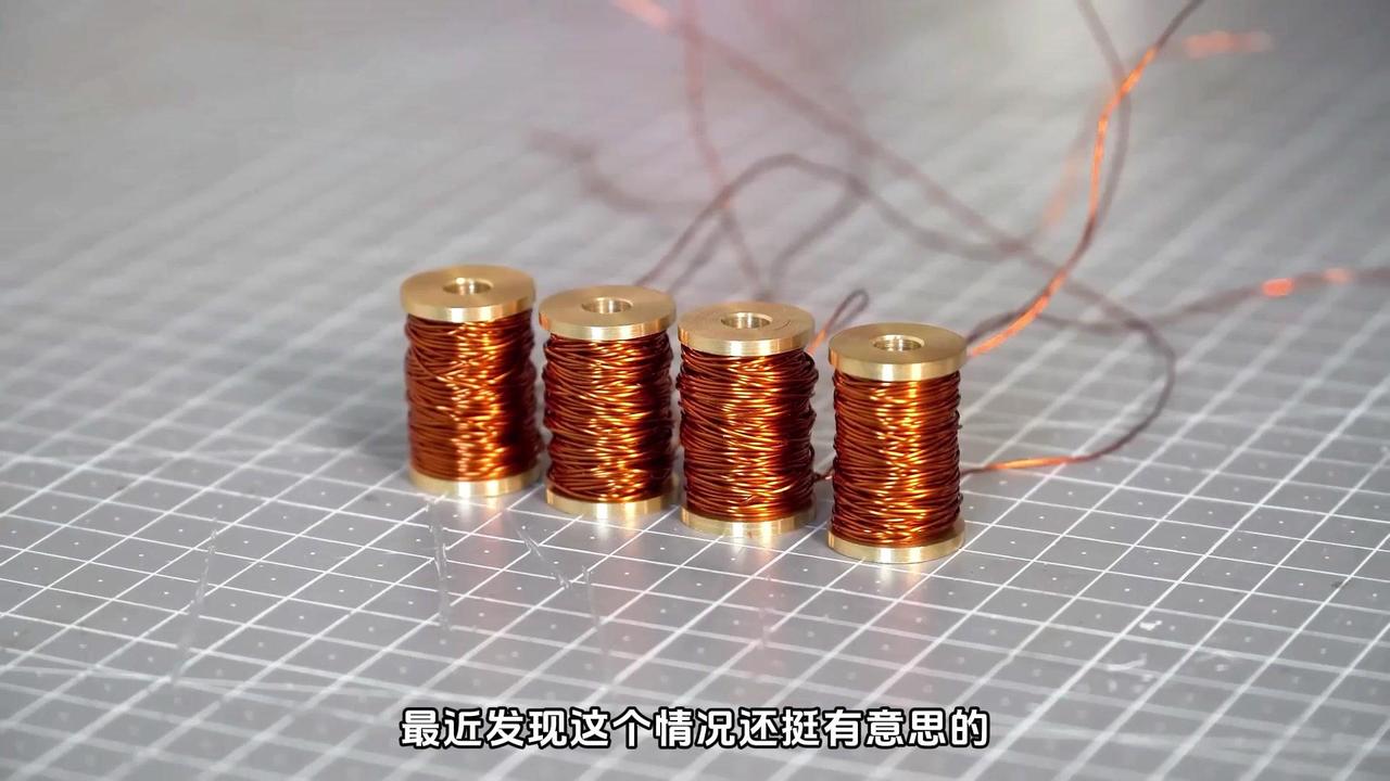 ✨最近发现这个情况也挺有意思的。这是一根缠了铜线的线管，如果给它通上电，它就变成