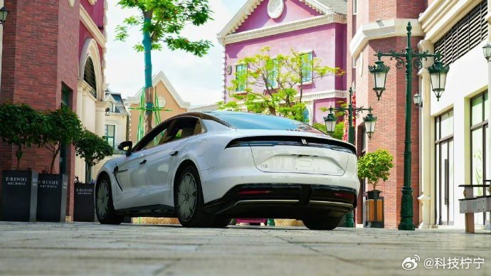 探索U7，开启一场视觉盛宴。选择萤石白，感受每一处细节的精致闪耀，漆光熠熠，气场