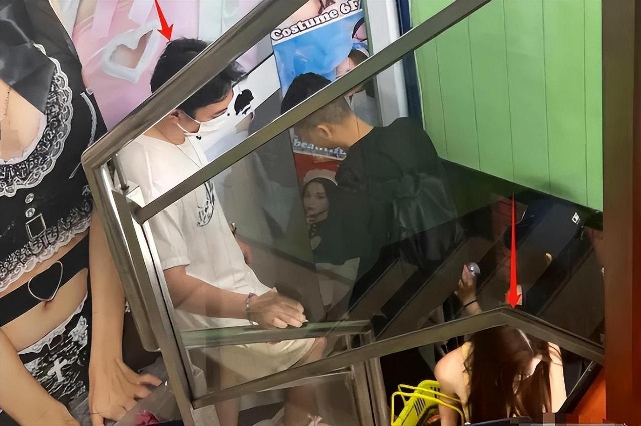 王思聪的新欢与旧爱：一场网红与模特的较量
近日，王思聪的新女友懒懒曝光，引发了广