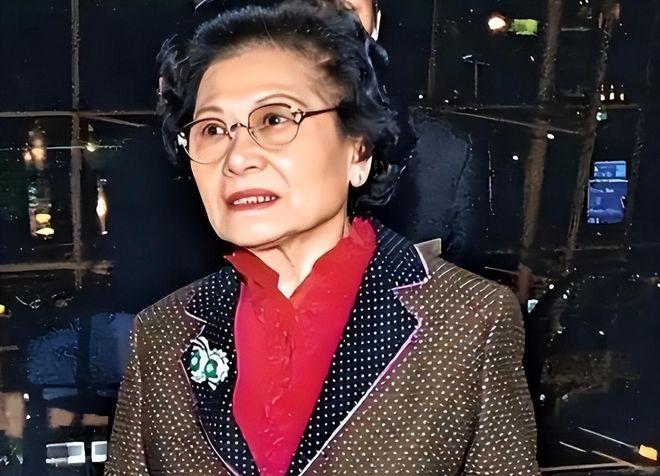 钱多有什么用！2个女儿惨死 3个儿子反目，资产一千多亿无人送终。邝肖卿，在202