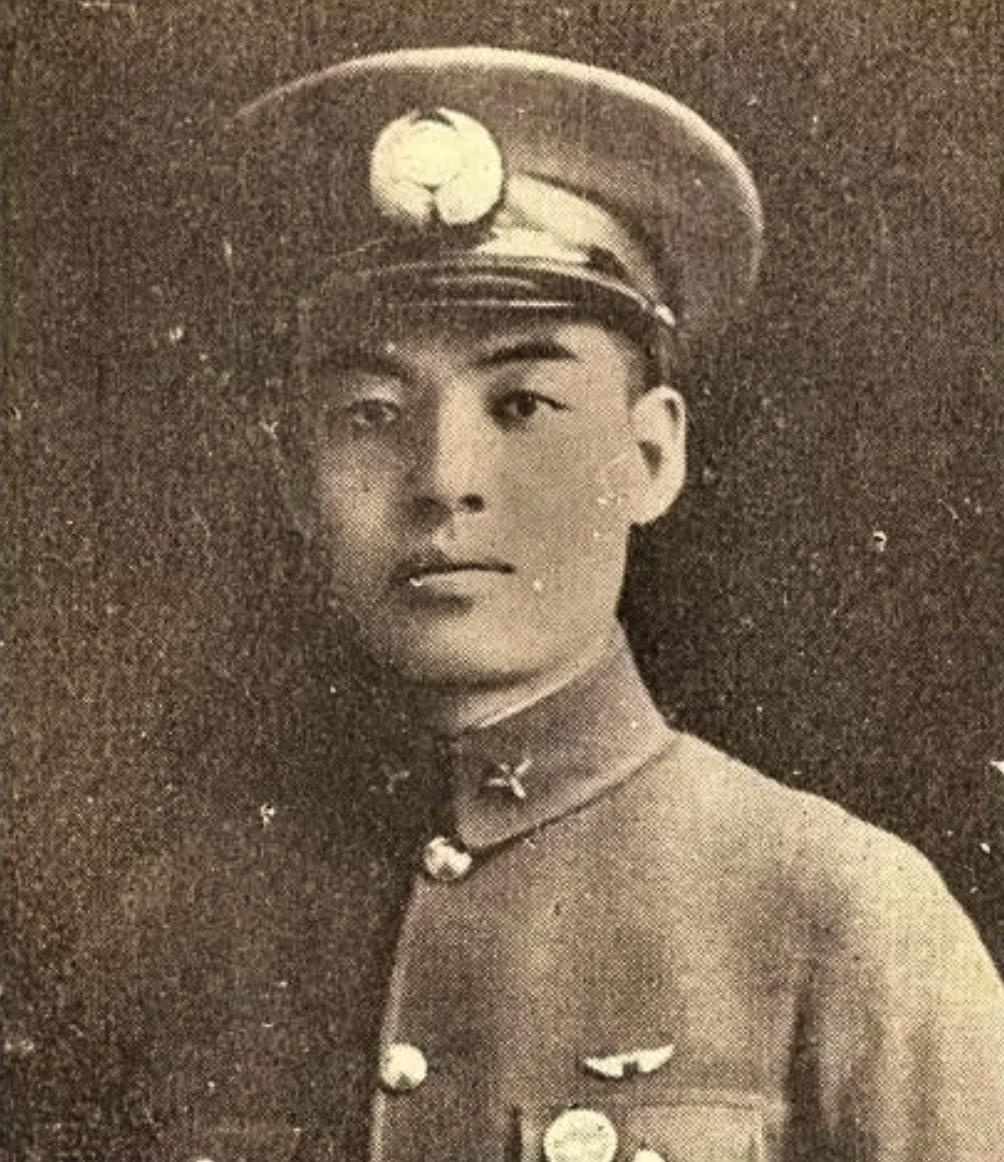 1937年8月，2000米高空战机突冒浓烟。沈崇海没选跳伞，也没迫降，反而猛地压