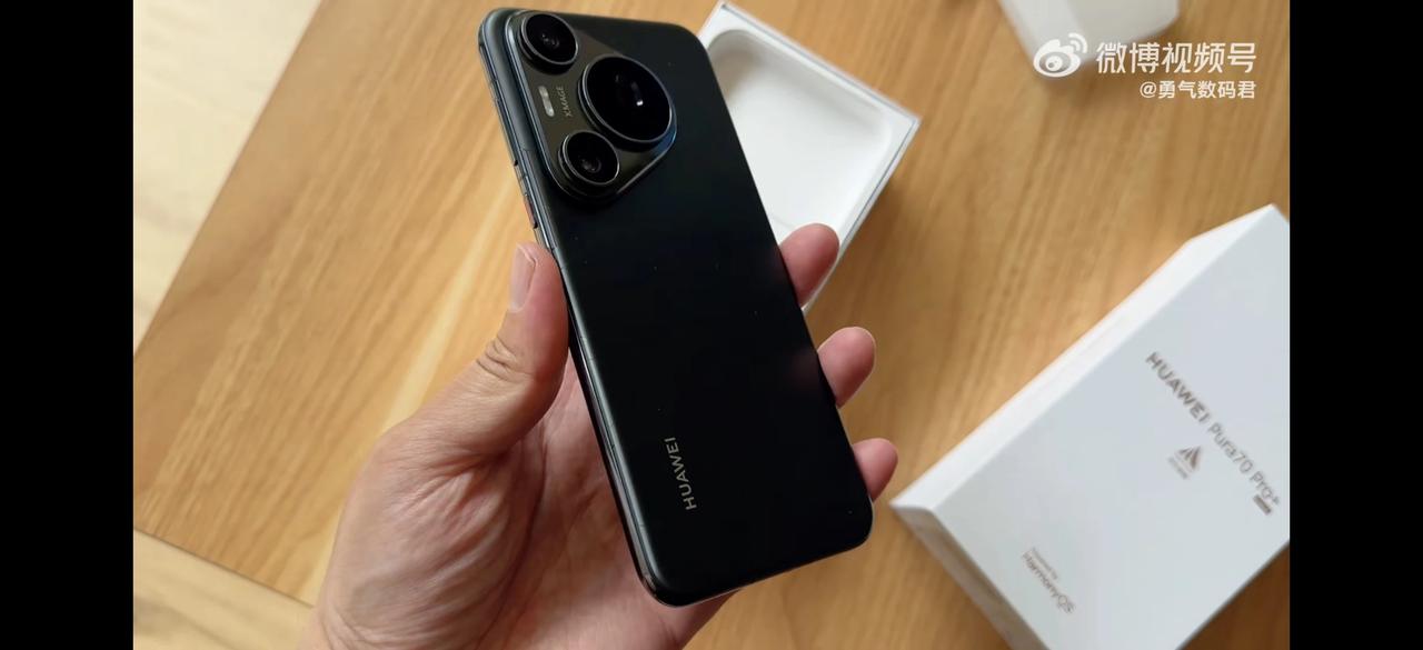 华为Pura70 Pro +的黑色版本确实令人难以抗拒。尽管我过去对黑色产品并不