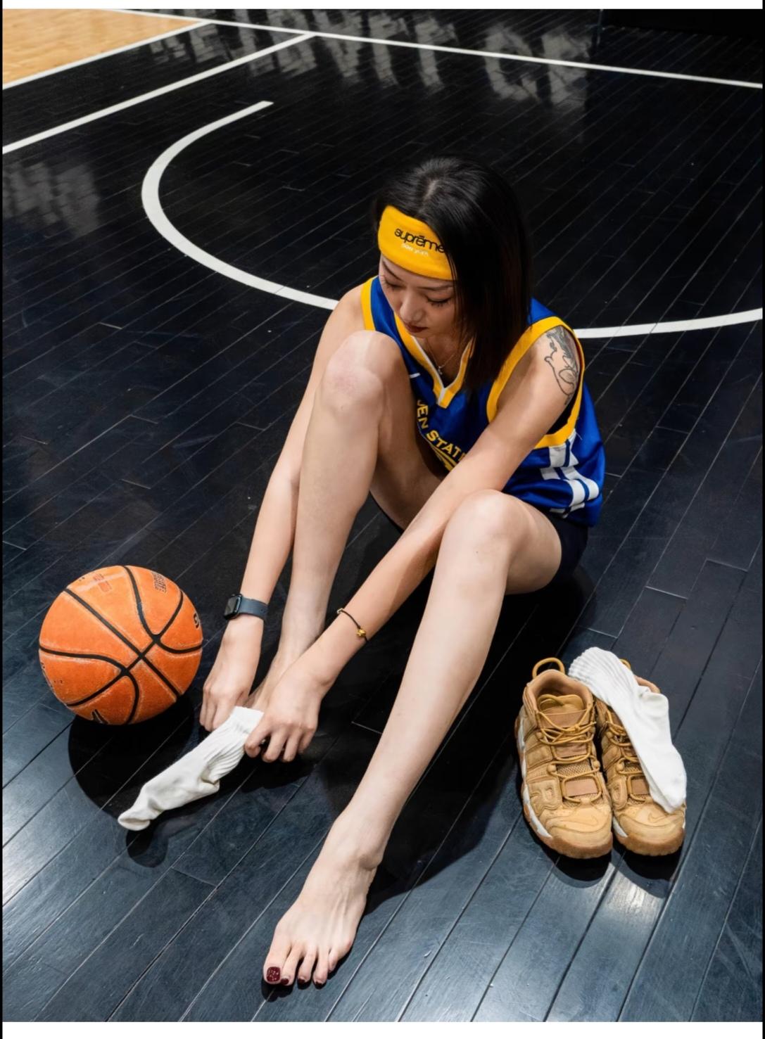 虽然是篮球运动员，可脚丫子很白嫩。