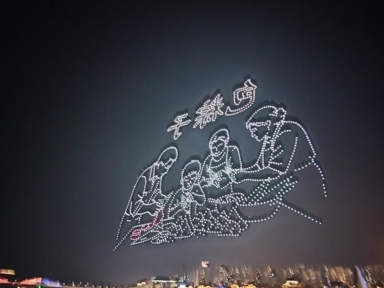 合川嘉陵江湾，端午夜空上演包粽子、吃粽子！