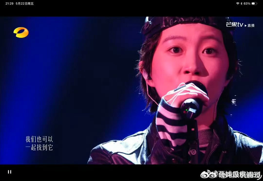 王菲我知道你在看歌手直播窦靖童演唱时弹幕上好多：王菲我知道你在看哈哈哈哈哈歌手直