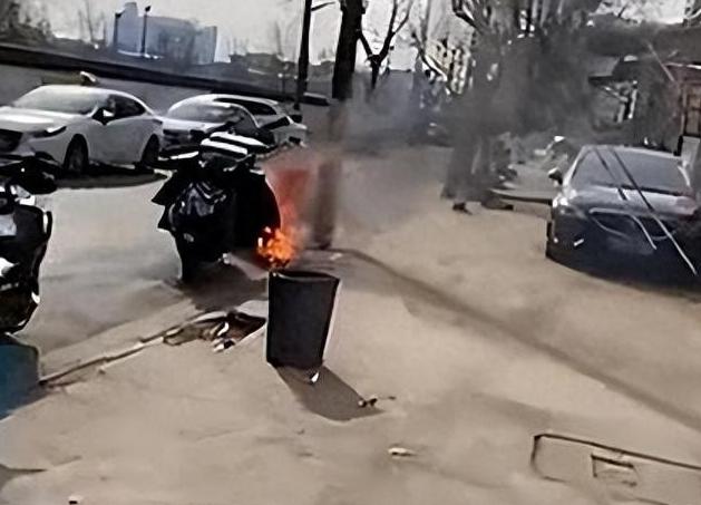 “活不下去了！”江苏，外卖小哥当街把汽油浇在身上，引燃自己，火光冲天中，哀嚎声不