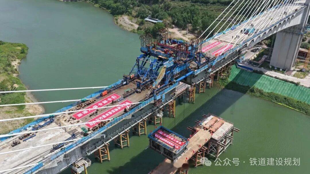 高铁头条【成达万高铁，全线控制性大桥合龙】西南铁路公众号消息：5月8日，随着最后