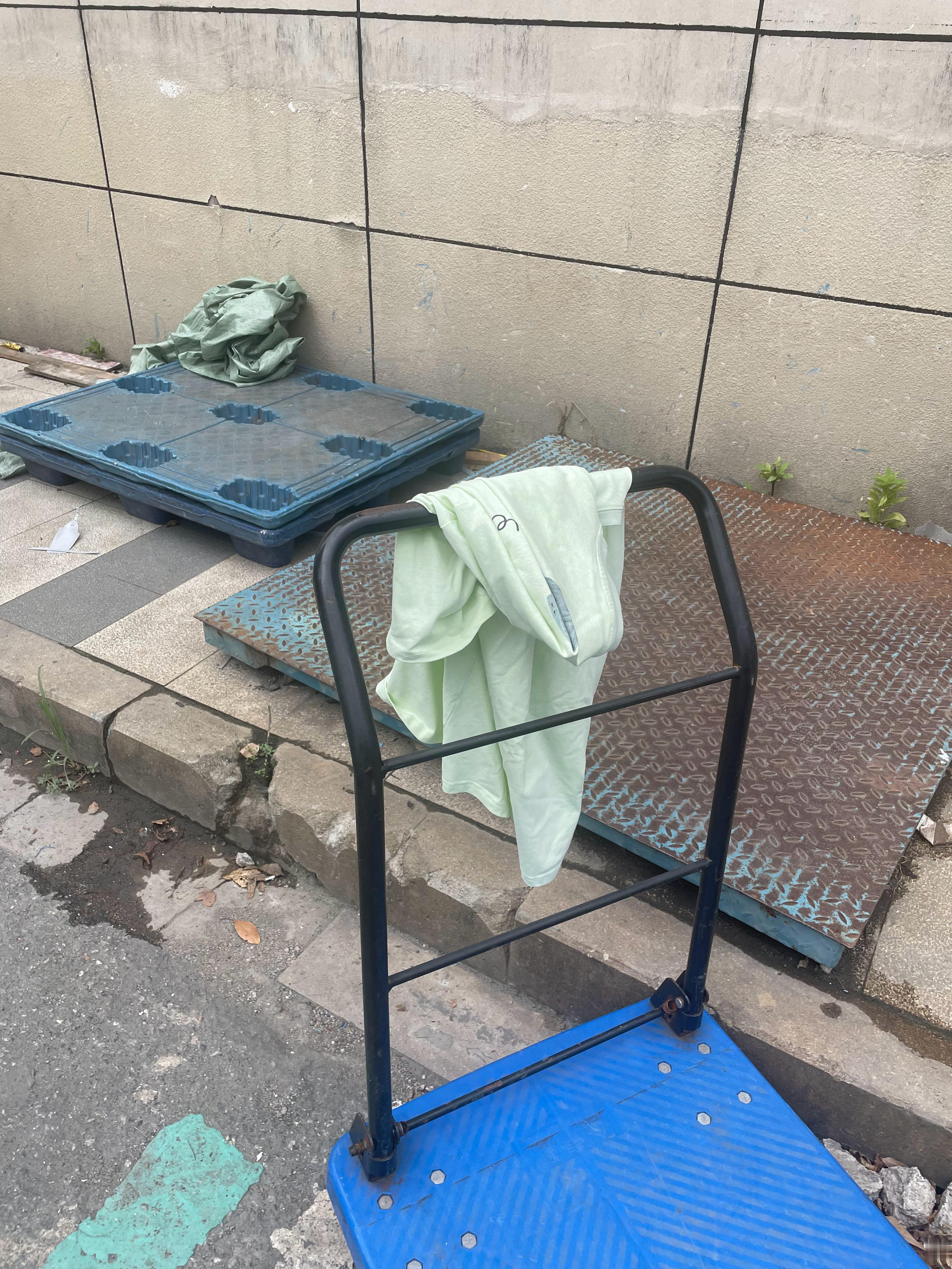 感谢好心人我儿的衣服掉下来了，应该是这个物流中心的好心人给放在这的，感谢感谢。住