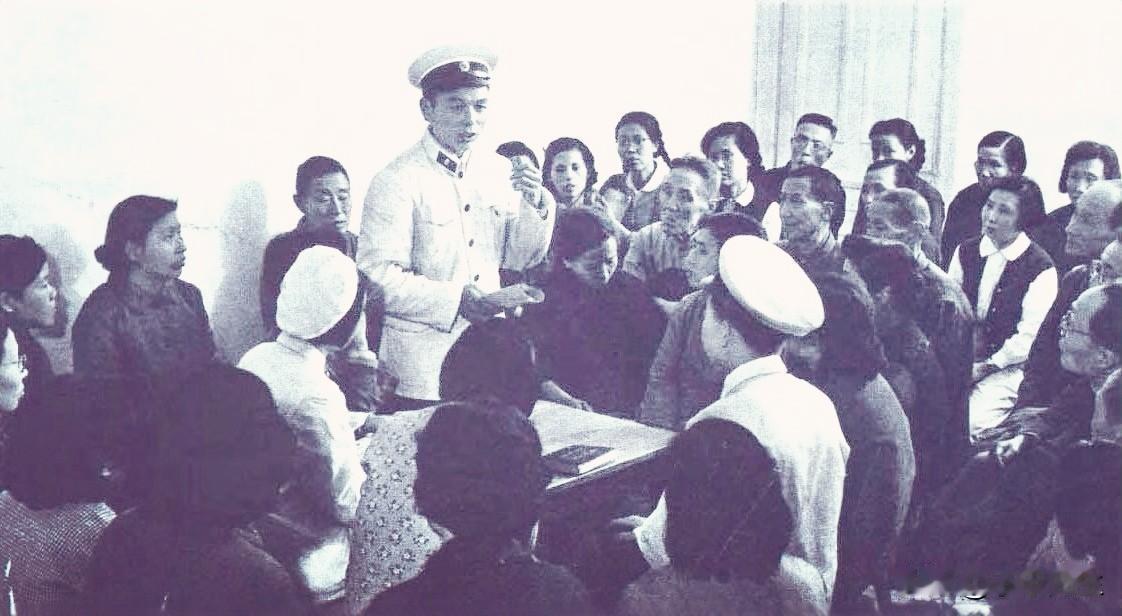 那是一个闪耀着理想光辉的美好年代，各行各业的劳动者皆以“全心全意为人民服务”为崇