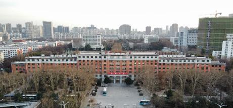 河北科技大学，2025年全国录取分数线在386分至584分之间。省内层面，物理类