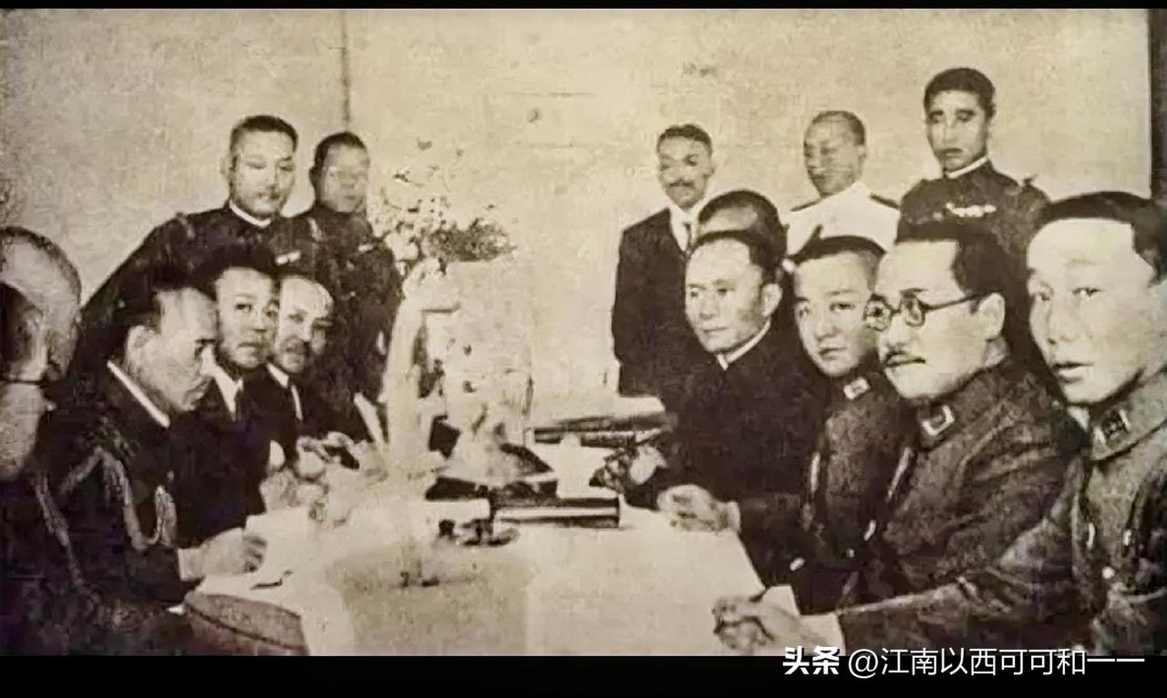 军统的前身蓝衣社，他们也没穿蓝衣啊？

蓝衣社正式名称为中华民族复兴社，因成员常