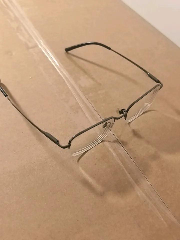 做为近视眼患者对眼镜有特别感觉和重视！几年换一次眼镜，价格很少去计较，一直从玻璃