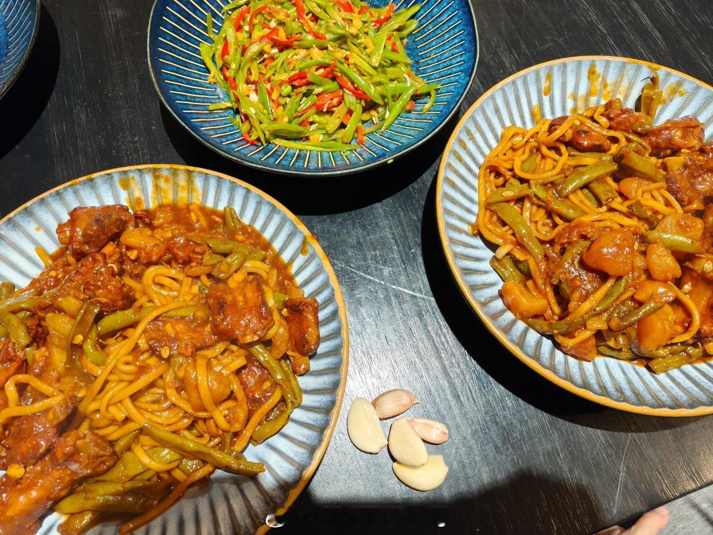 出锅撒一把包尾蒜还不够，高低得再来几瓣整的，香迷糊了直接。 