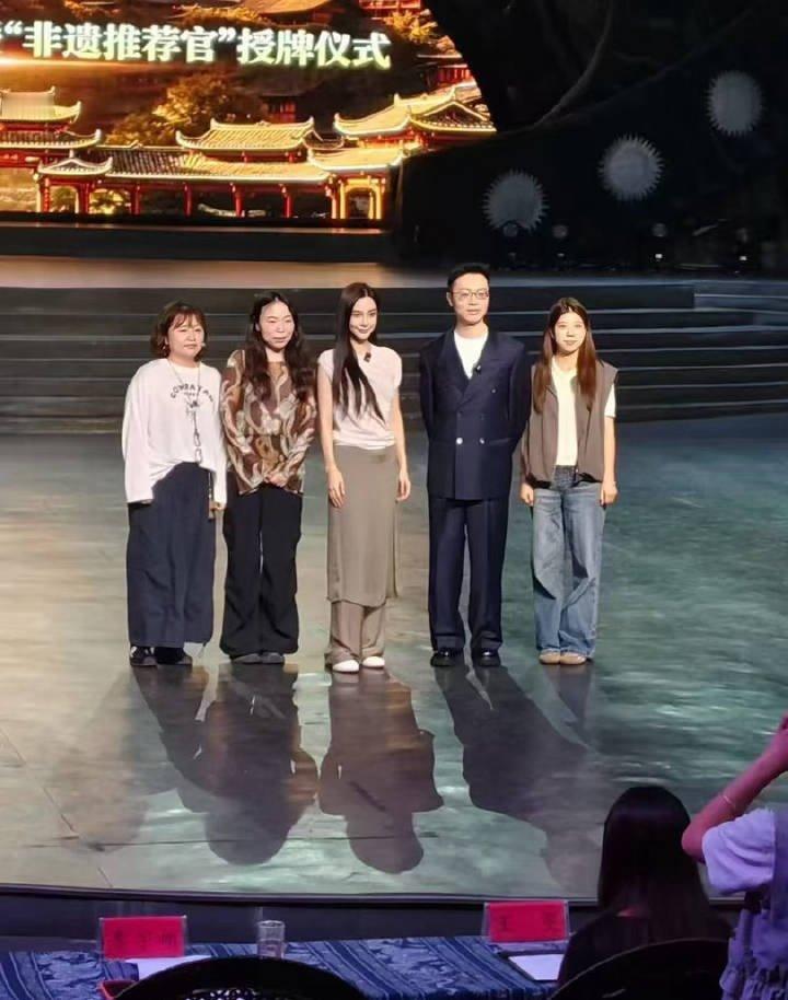 Angelababy贵州雷山县非遗推荐官路透 