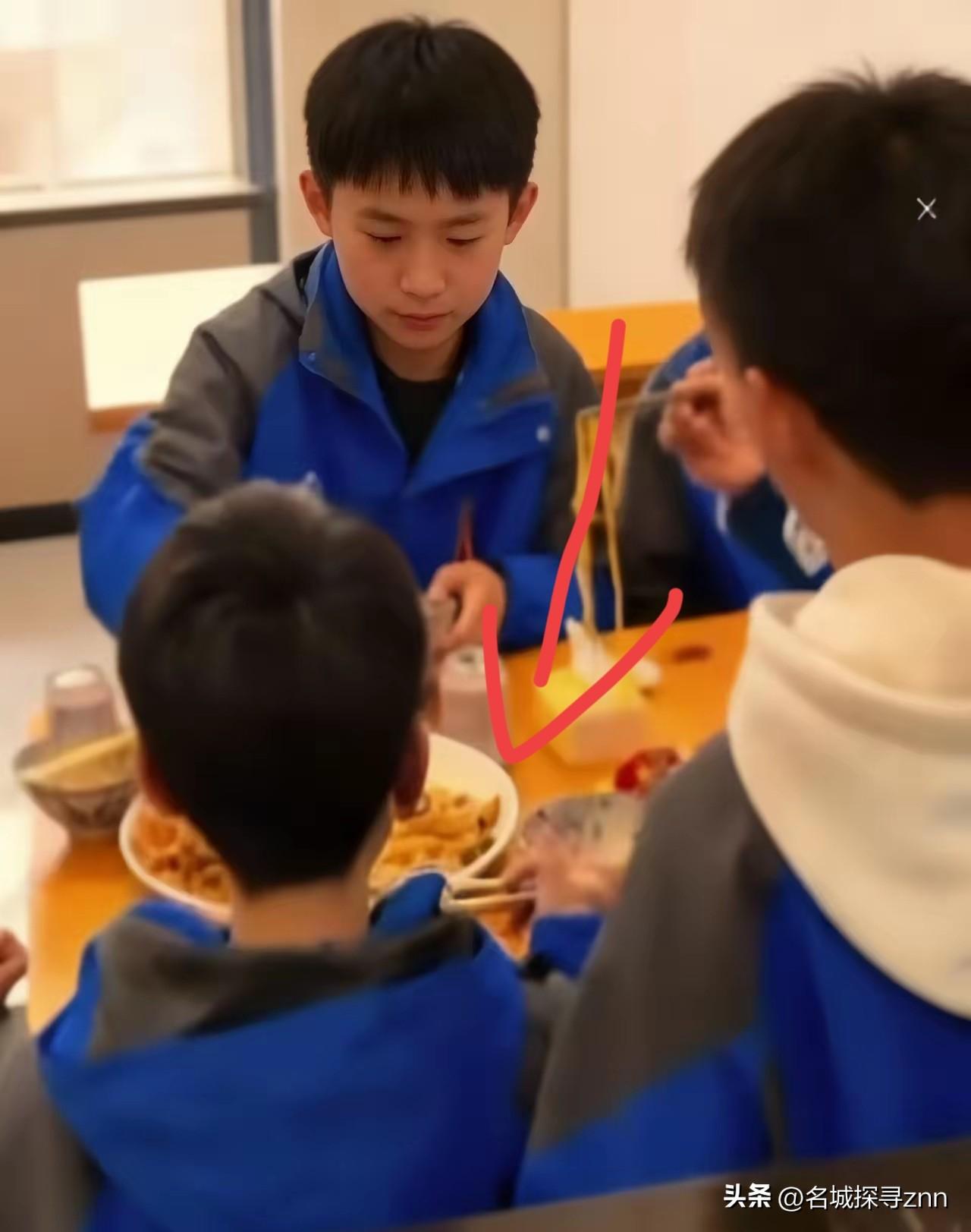 仨学生只点一碗面分着吃，老板8次加面，真相看哭多少人？
 
那天中午的面馆里，烟