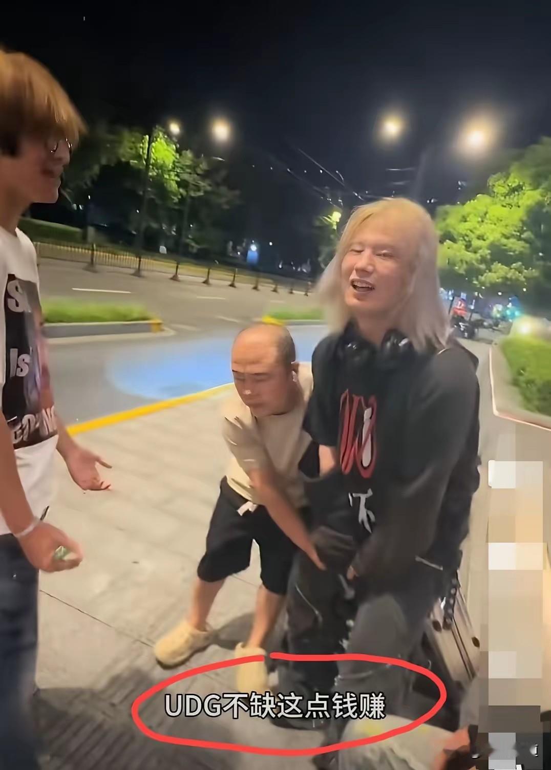 不讲诚信，还拍视频，这是网暴自己！一名乘客遗失行李后主动联系司机，双方约定100