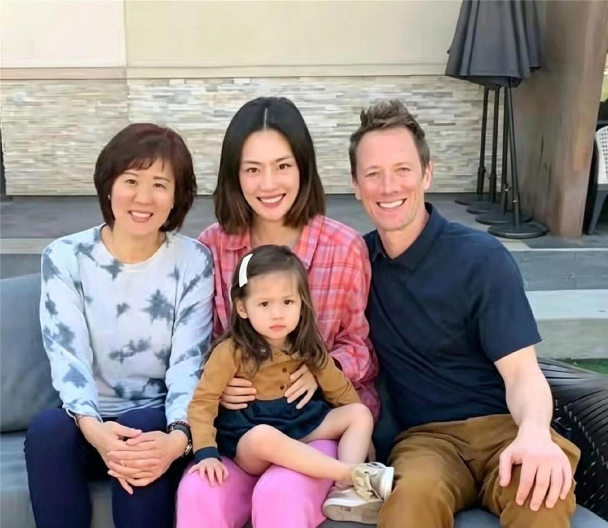 中国女排前国手远嫁美国定居洛杉矶富人区，丈夫比她大16岁是体能教练，带娃生活幸福