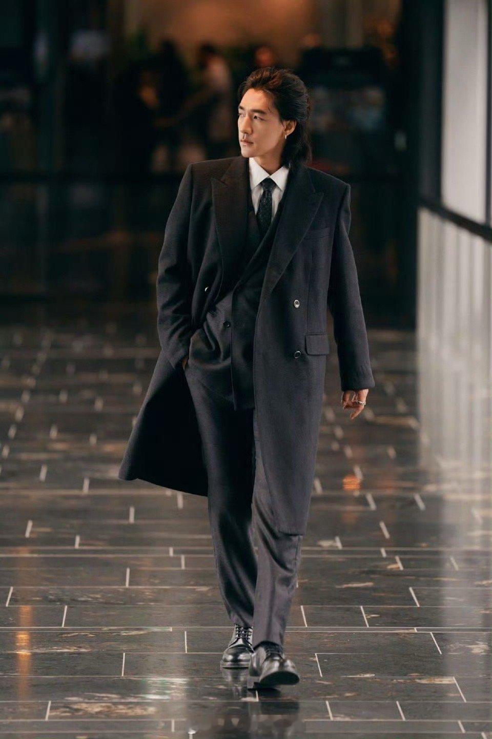 黑风衣在此沙身上完成终极进化！从商务单品变身匪气战袍，飘起的衣角都是帅进心脏的子