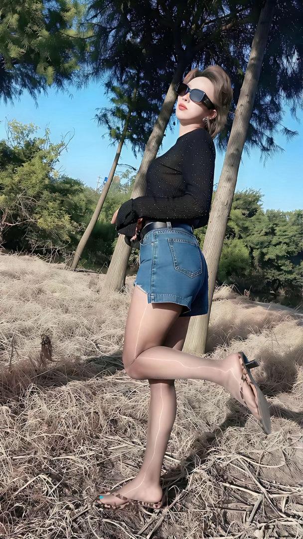 野外得高级感，黑丝大长腿美女街拍.美女.穿搭.大长腿 性感黑丝高跟yyds 街拍