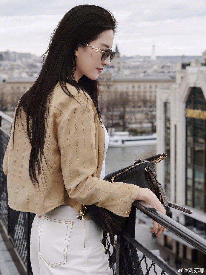 刘亦菲墨镜女王刘亦菲白色露脐装 刘亦菲墨镜女王来的！！好酷刘亦菲