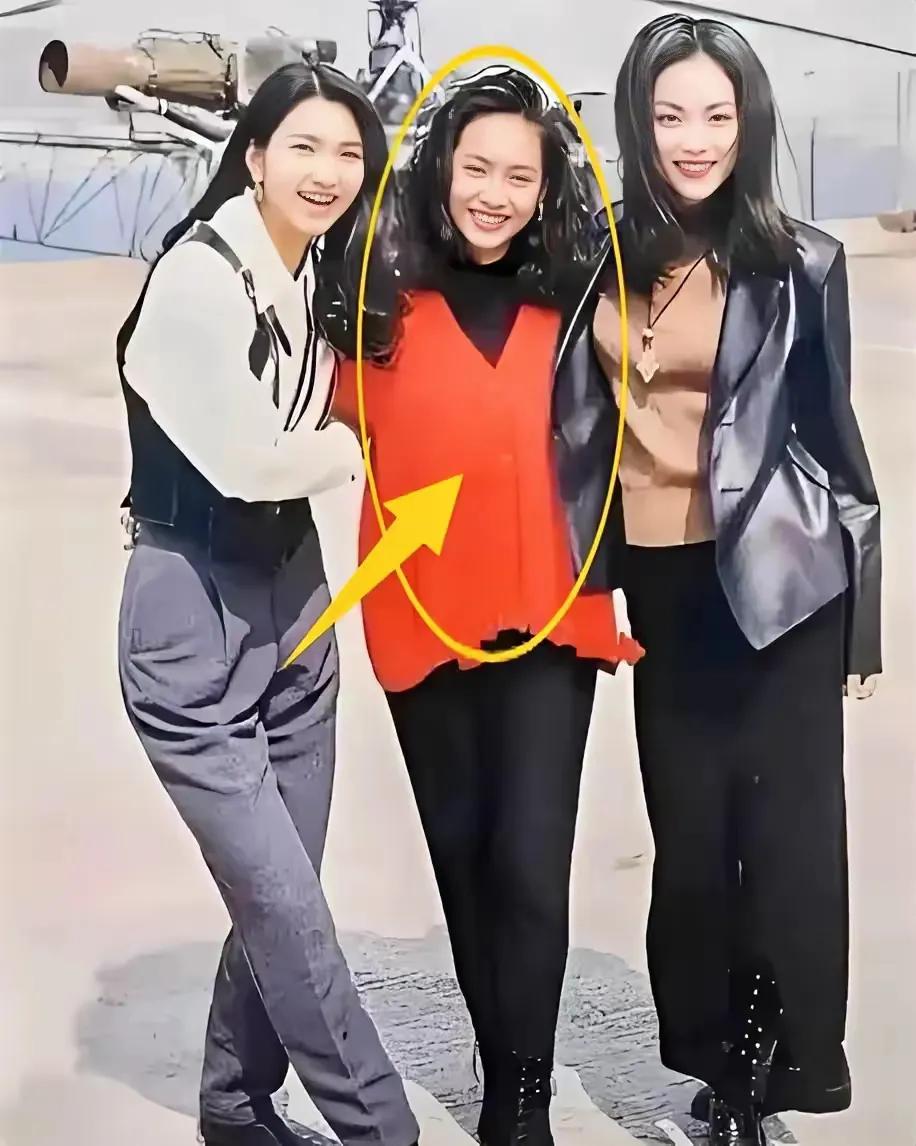 这三个女人在一起，细端详还是站在中间的这位长得漂亮，其他两位还是有些逊色，颜值这