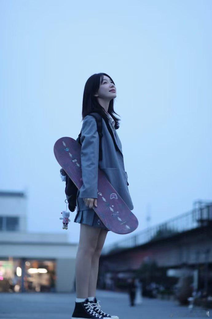 徐梦洁穿着校服走来，水灵灵的模样太有代入感，像身边的同学，一起滑滑板聊校园事，现
