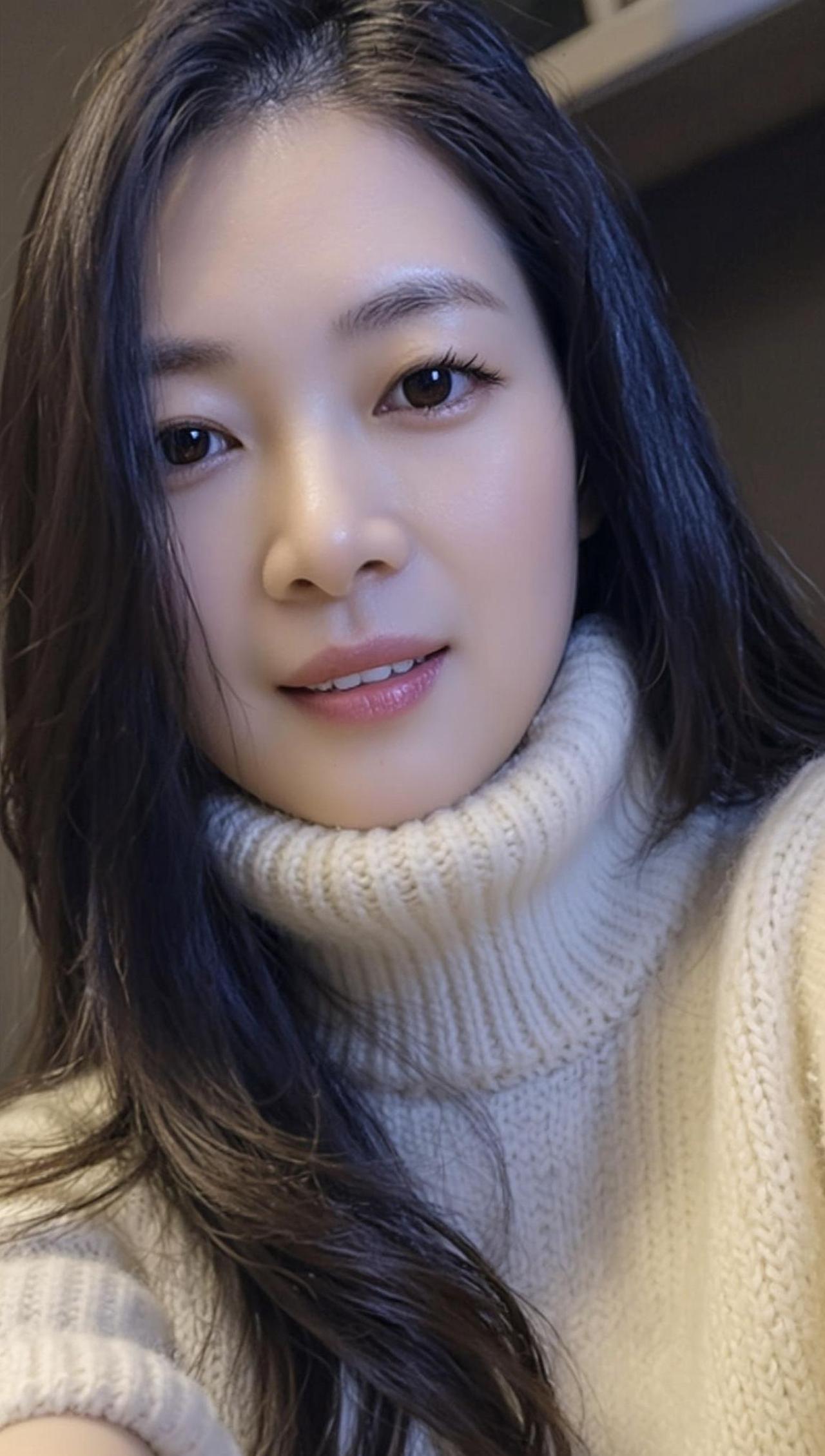 AI毛衣自拍 时尚写真日常分享甜美女孩上热门