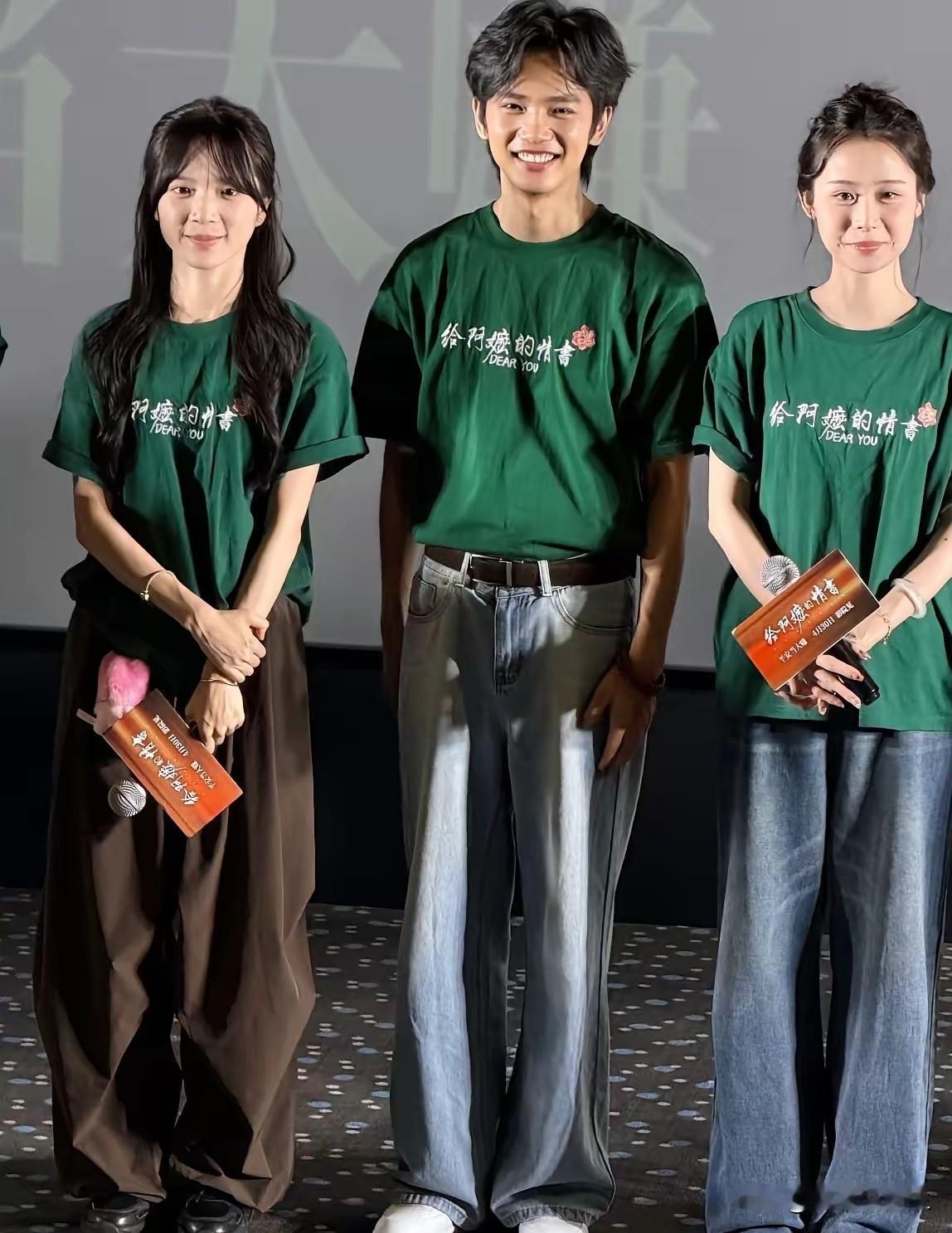 别人颁奖红毯比拼高定礼服、浓妆珠宝，《给阿嬷的情书》三位年轻主演却一身普通路演T