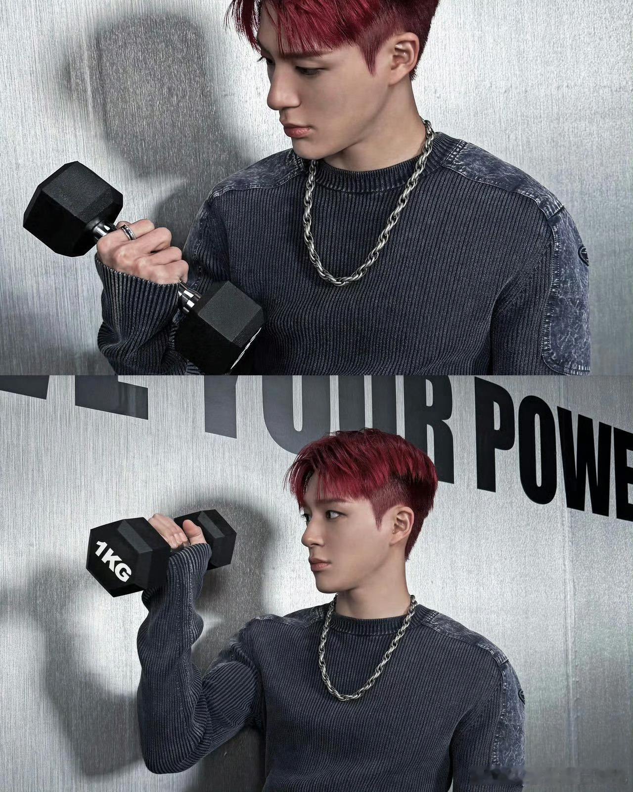 红发李帝努是视觉炸弹！当绯红发丝遇上大背头，野性魅力彻底引爆。现在满脑子都是这抹