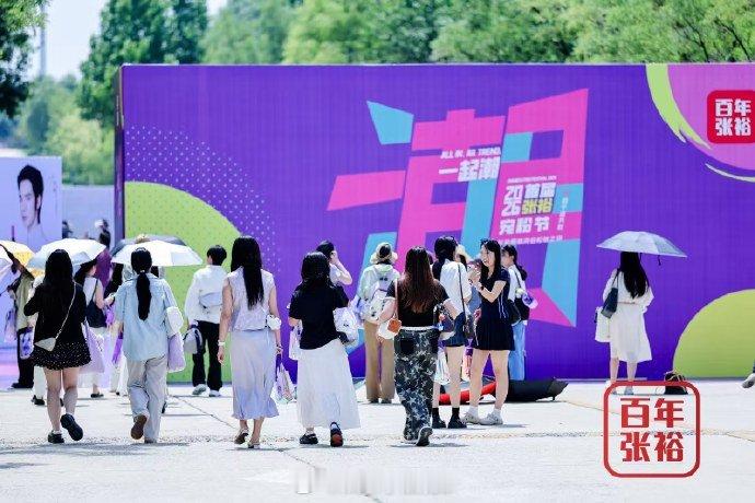 今天到底多少于适粉丝在烟台柳林河谷园区还没开场就已经被小鱼儿们占领了，一起蹲守于