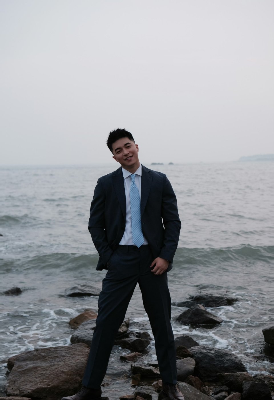 思慕社字母 晾衣绳上的白衬衫在风里鼓成帆。阳光从中穿过时碎成了棉布的纹理，温驯地