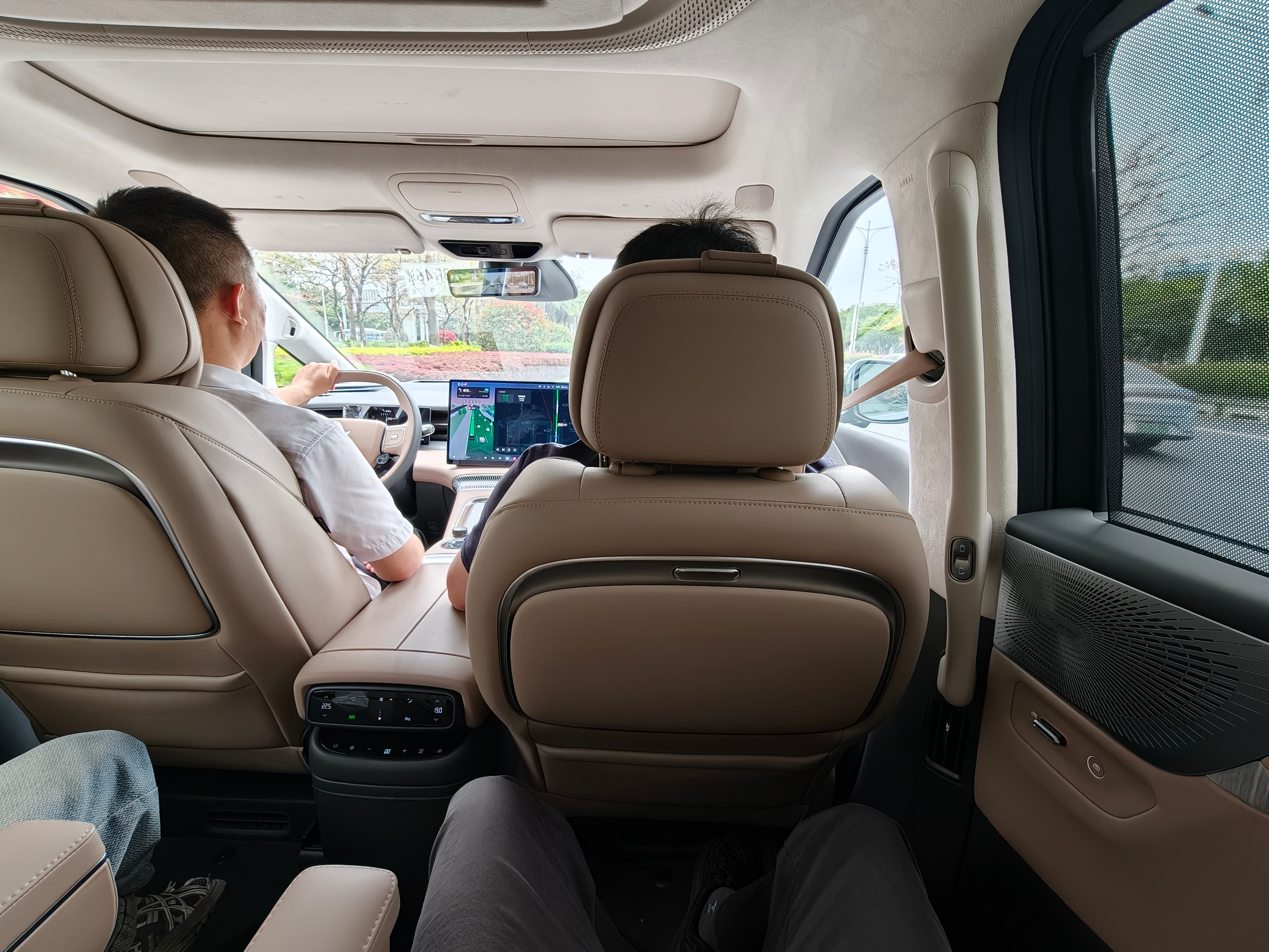 每次坐上都忍不住感慨下，新款X9真是台好车啊，内饰细节还有底盘质感提升非常明显，