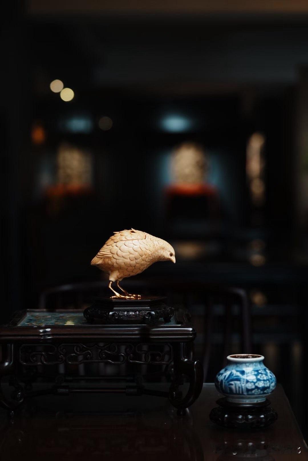 一炉清香，一份生活里的安然。

圆润憨拙的鹌鹑造型，配以细腻入微的羽毛雕刻，层层
