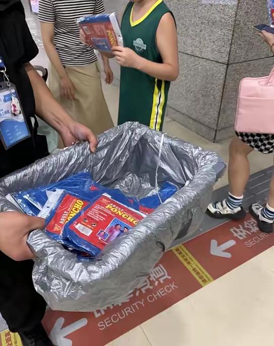 大北京不愧是首都，雨天地铁工作人员发雨衣，领到雨衣的外地人说，北京真好。
评论区