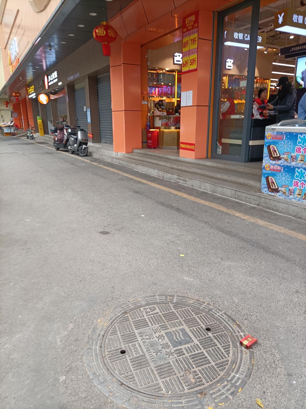 今日随手拍小学生都放假了，有的已回老家去了。不但小区里冷冷清清，连超市门口也很少