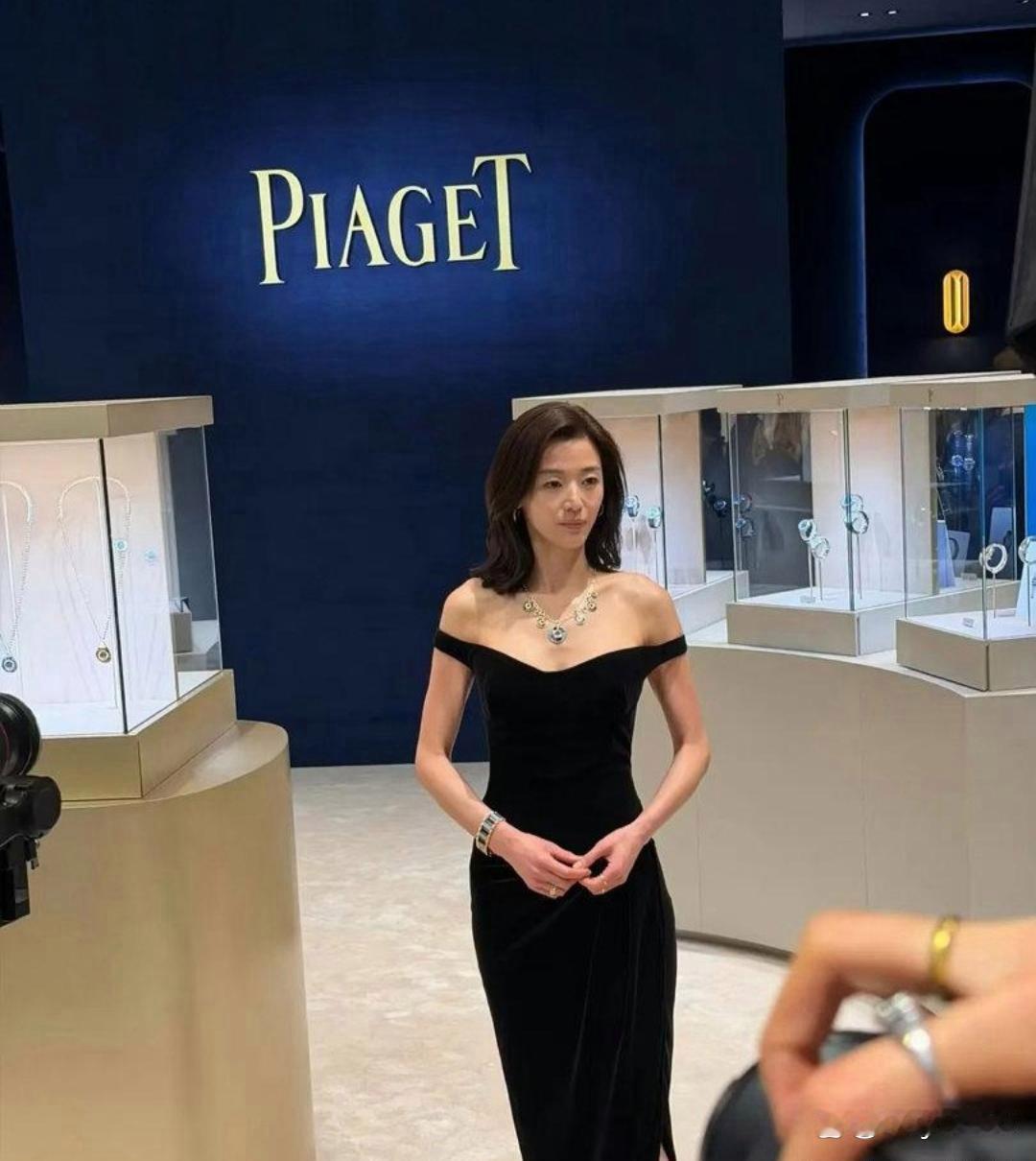 天啊啊全智贤！！怎么瘦成这样了 