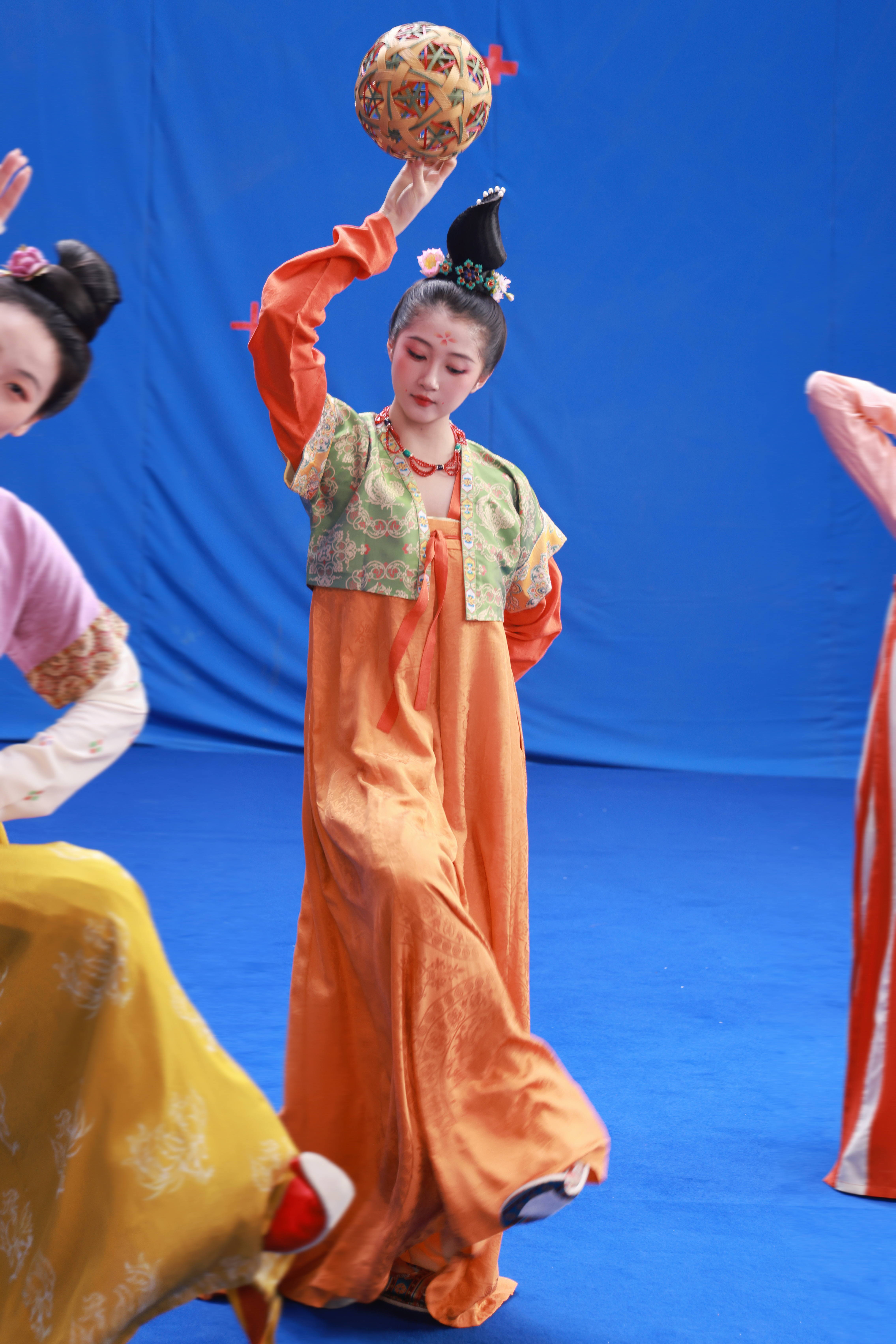 关晓彤四季妆造每一套都想焊在身上四套古装每一个都超漂亮，我是不会放弃盼关晓彤演古