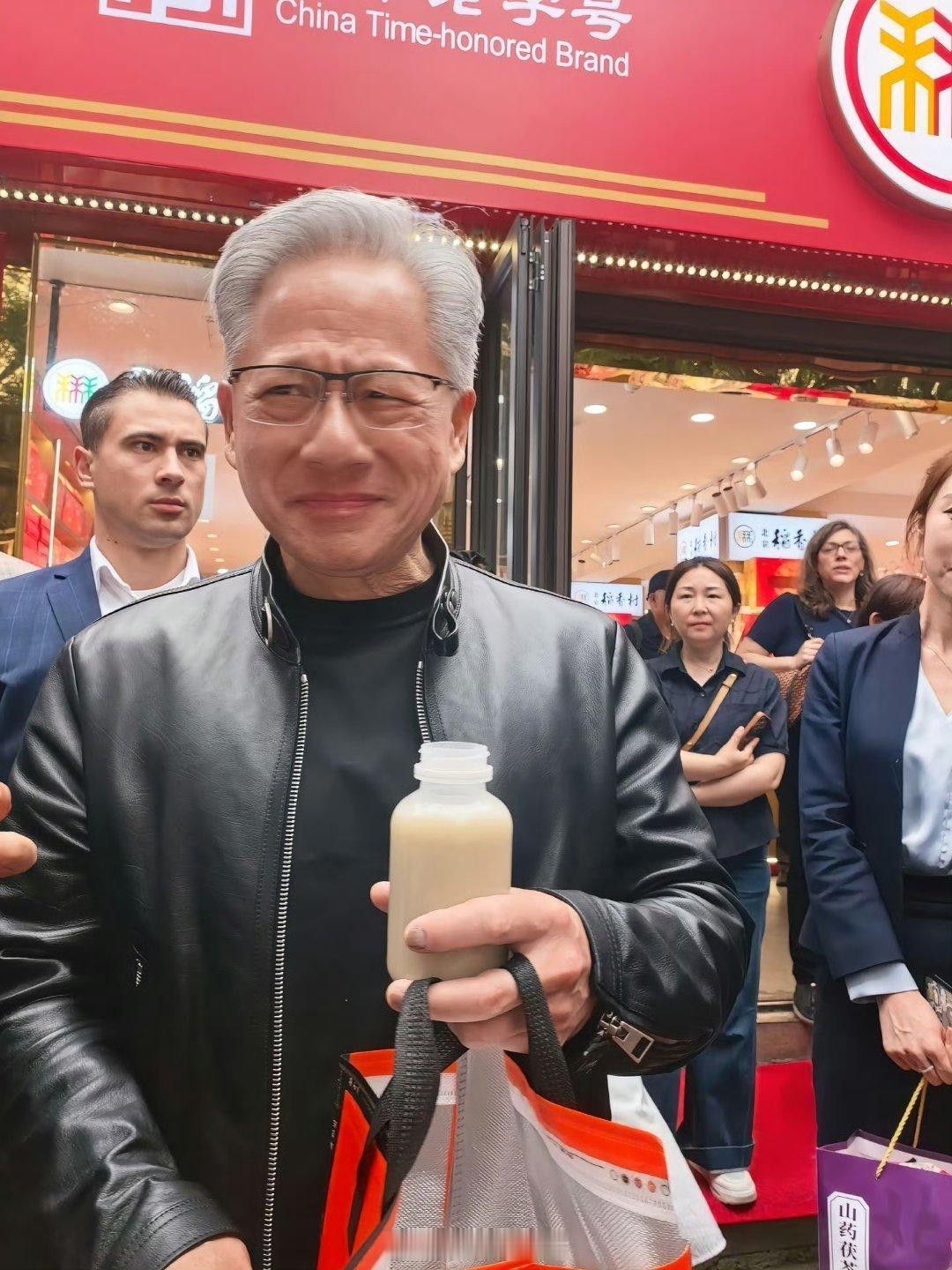 黄仁勋去吃了炸酱面哈哈哈哈哈，吃炸酱面喝蜜雪冰城就算了，谁给他投喂了豆汁啊黄仁勋