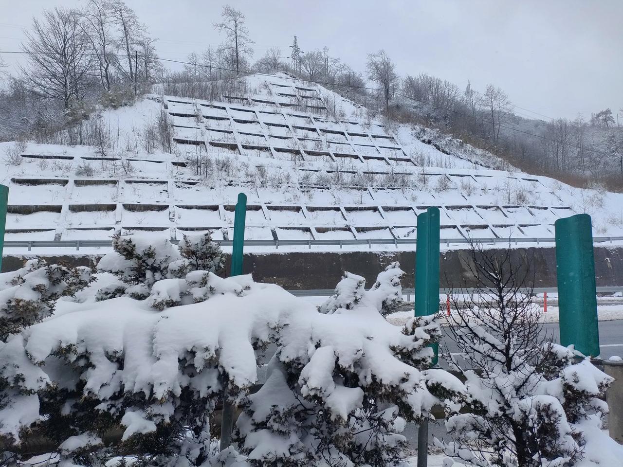 川西下雪了！高速堵车了，还好带了衣服，权当高速观景。