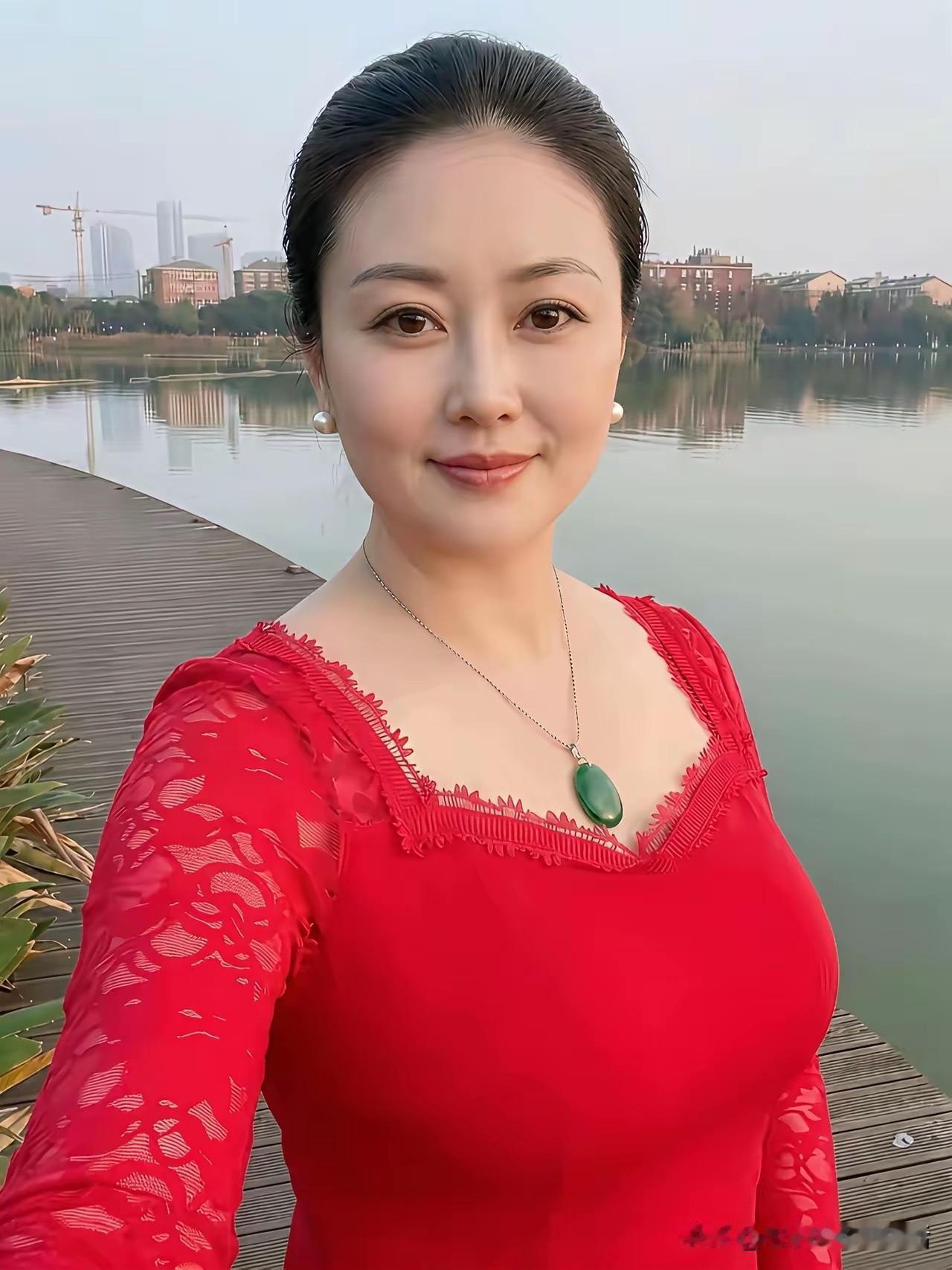 女人呀千万记住了
你不要太贪心
你不能什么都要
假如不是你的
你得到了都要吐出来