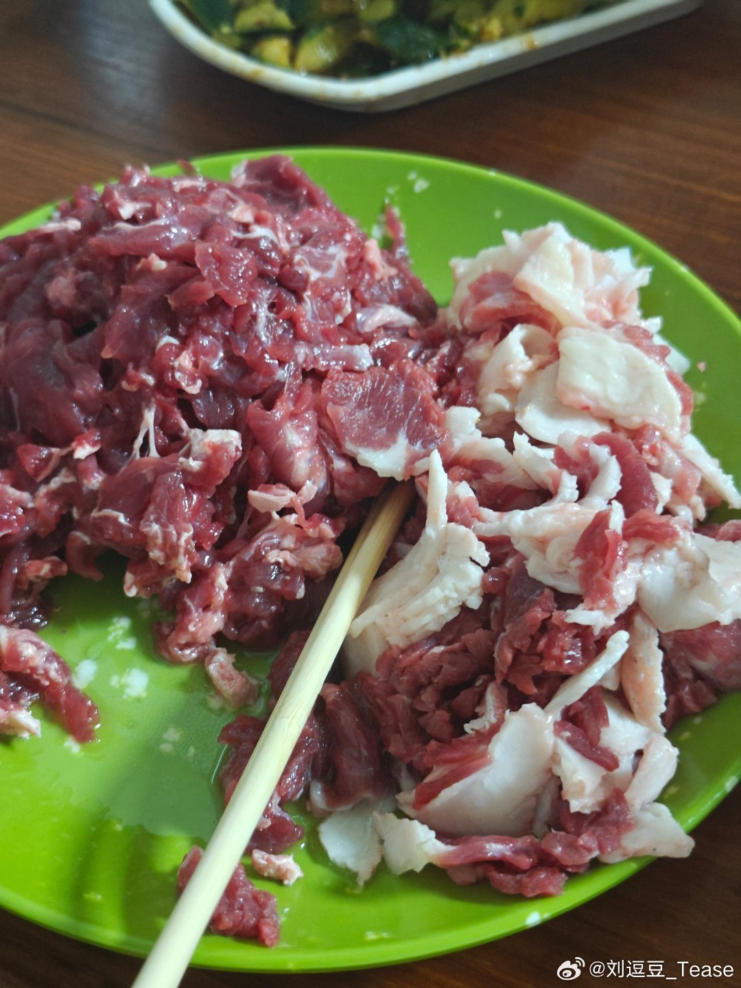 优质蛋白+膳食纤维+额……不那么优质的碳水赶紧撸个铁吧就这样了[苦涩][苦涩][