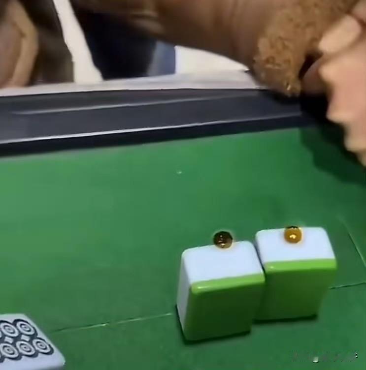 2026年1月23日，一女子在麻将桌上被牌友发现佩戴特制隐形眼镜作弊。争执中，她