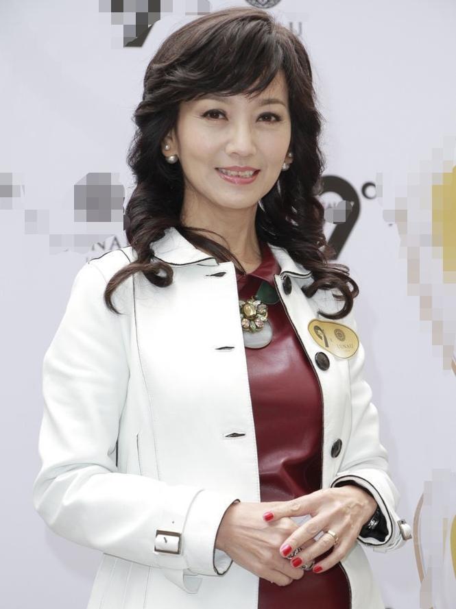 你说赵雅芝年轻时是不是更美？看那些旧照——明眸如水，巧笑嫣然，的确是画中走出的模