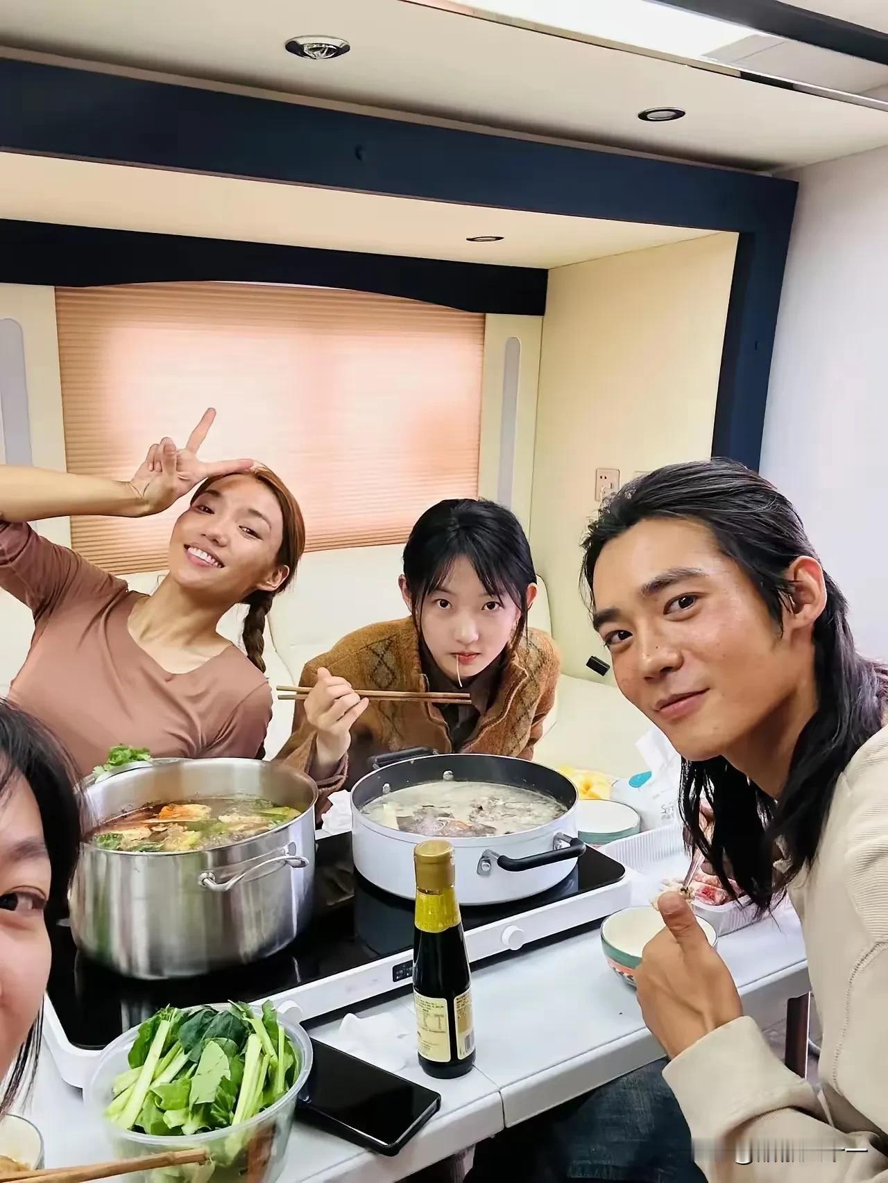 《我的阿勒泰》拍摄现场，巴太、小卖部的还有托肯躲在房车里吃火锅，这画面太适合整两