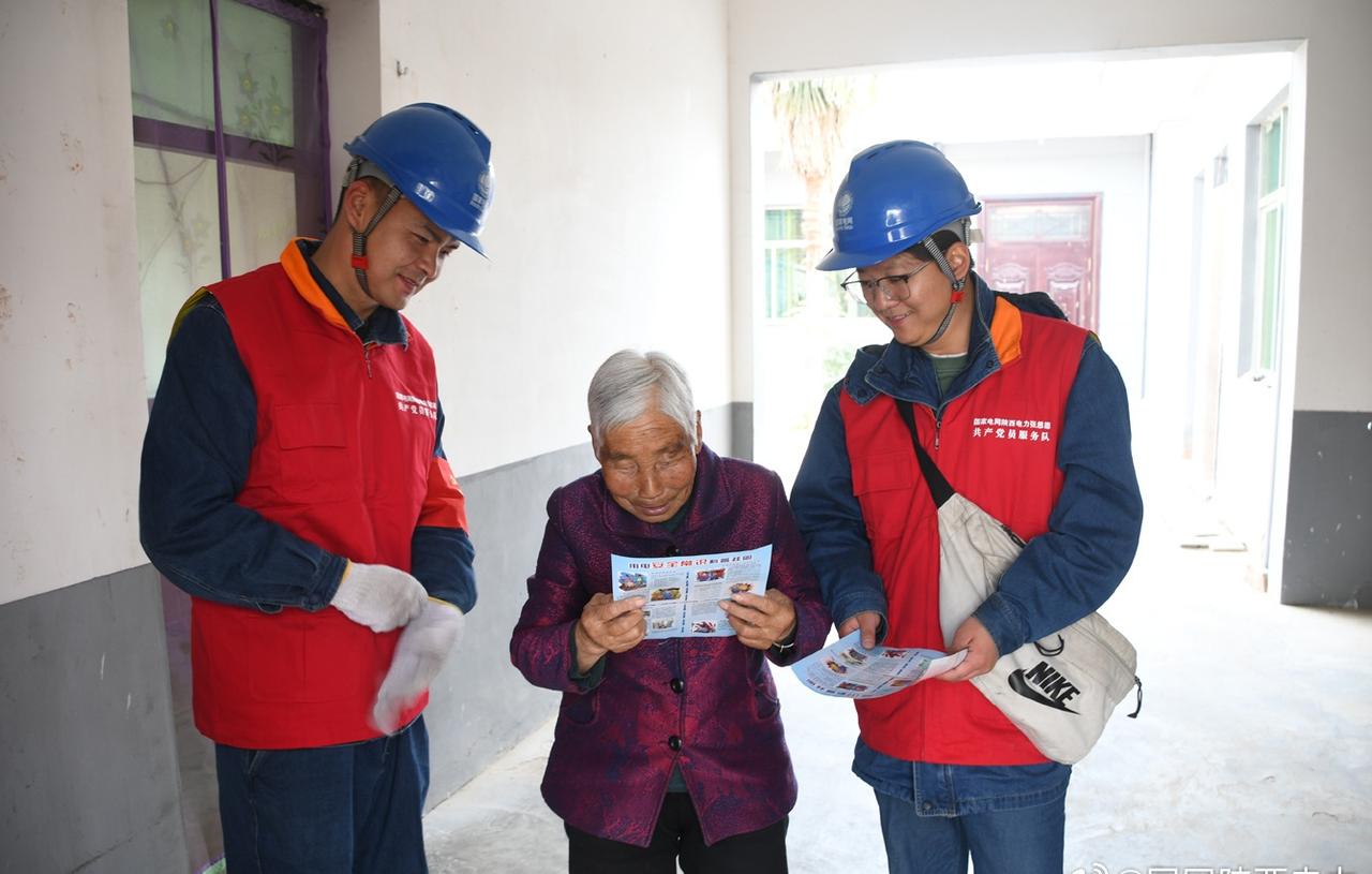 零口供电所台区客户经理深入辖区各村开展留守老人上门安全用电检查服务。从电表、开关