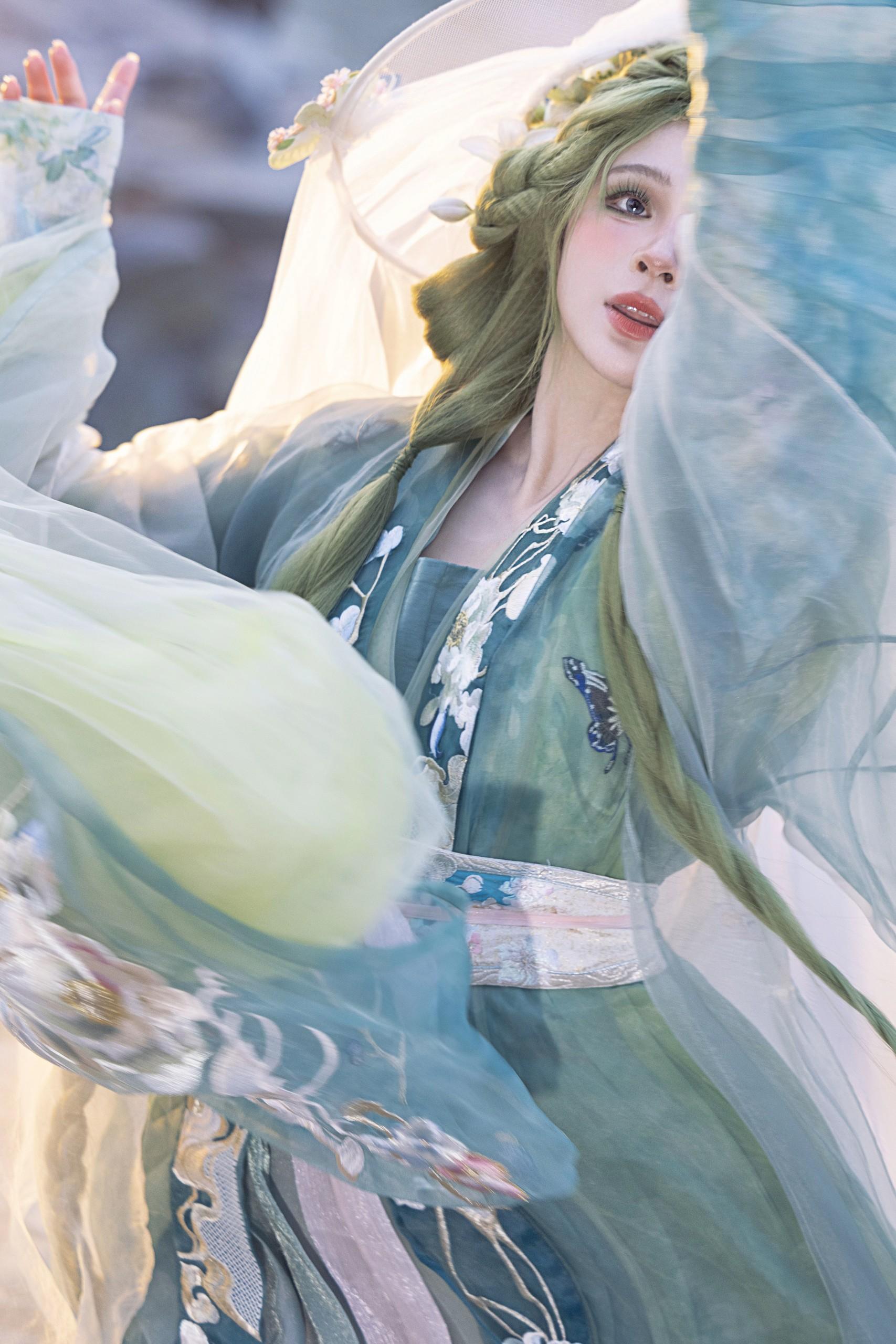 ‘ 潮湿的绿意 ’。