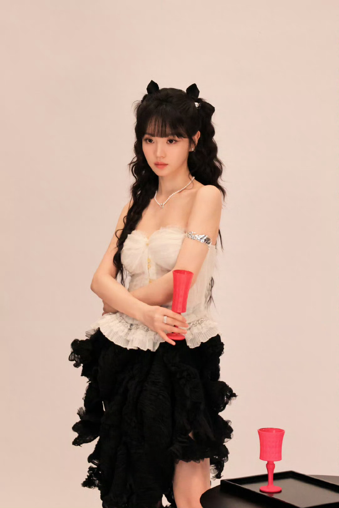 田曦薇最新妆造图 黑白相间抹胸连衣裙搭配粉红色高脚杯 俏皮又可爱呀[哇] ​​​