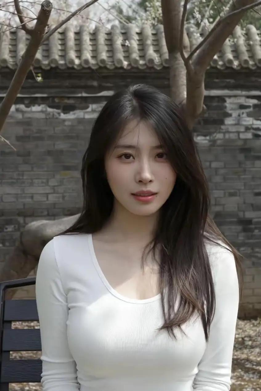 老家（现代诗）
 
风很小
云蹲在屋顶
像小时候
没说完的话
 
墙是白的
路是